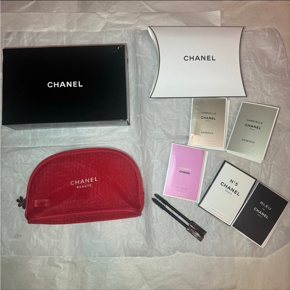 Chanel samples and cosmetic bag - Picture 1 of 10